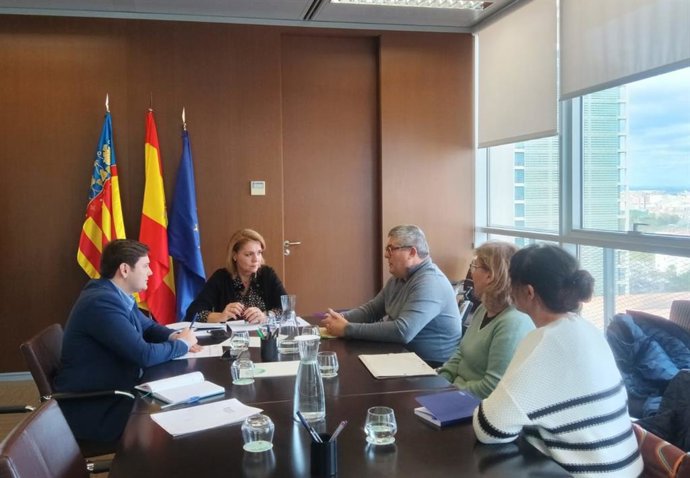 La vicepresidenta segona i consellera de Serveis Socials, Igualtat i Habitatge, Susana Camareror, rep a representants de l'Associació Valenciana Esclerosi Lateral Amiotròfica (ADELA-CV)