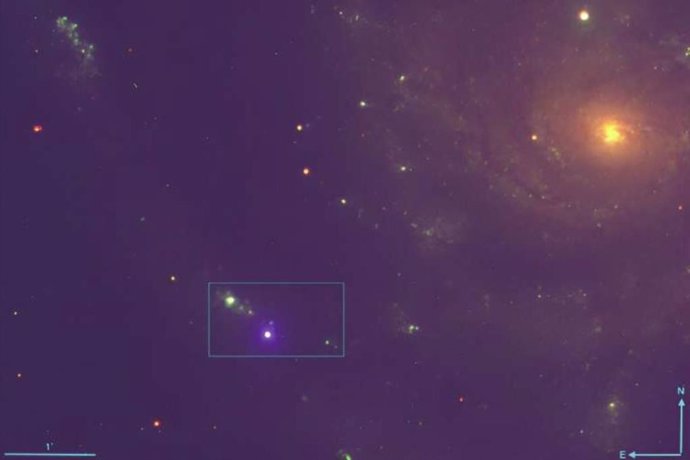 SN 2023ixf, una supernova supergigante roja (el objeto más azul del rectángulo) que se produjo a 22 millones de años luz de la Tierra