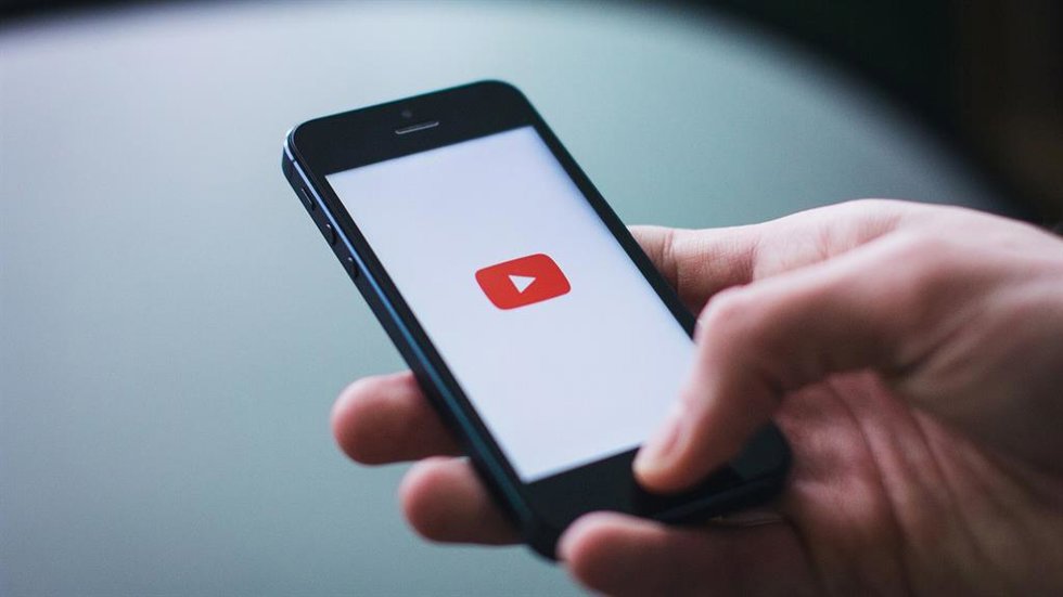 Logo de YouTube en la pantalla de un móvil