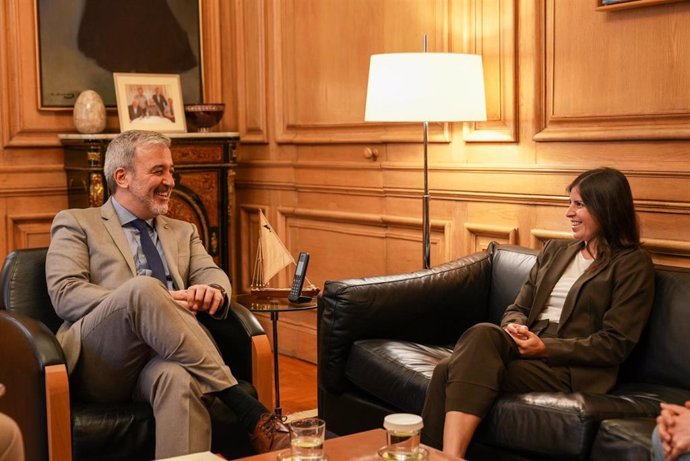 El alcalde de Barcelona, Jaume Collboni, en un encuentro con la presidenta de FUTPRO, Amanda Gutiérrez