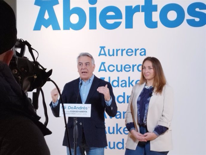 De Andrés y Larrea en la nueva sede electoral del PP vasco en San Sebastián.