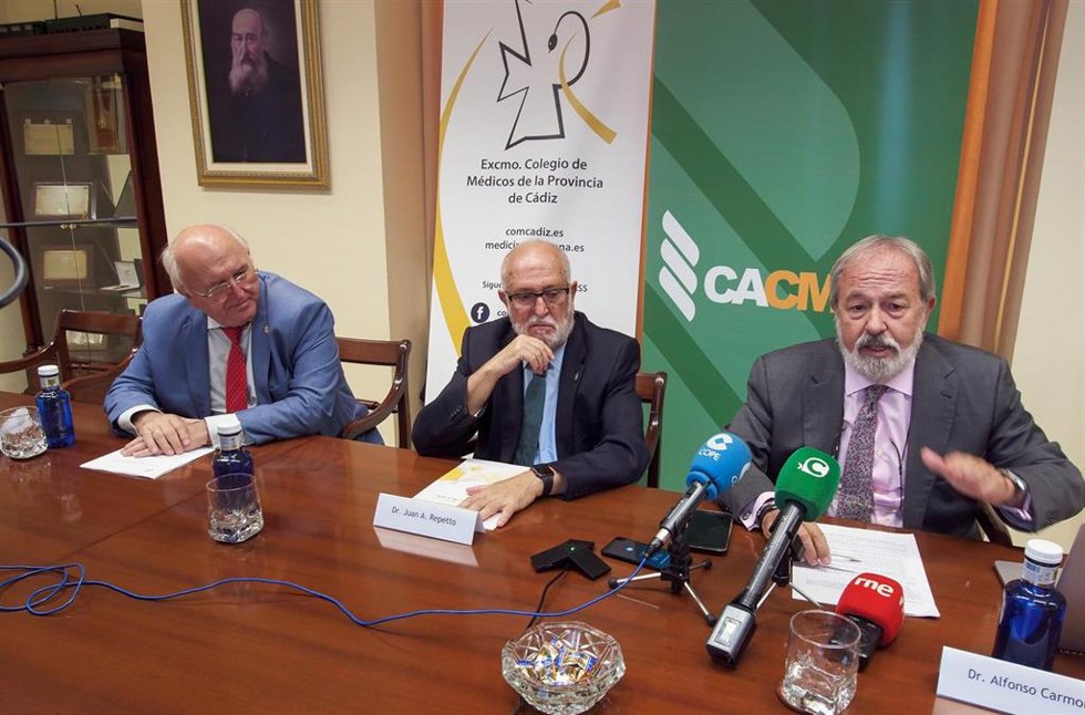 Archivo - Representantes del Colegio de Médicos de Cádiz y de Andalucía. ARCHIVO.