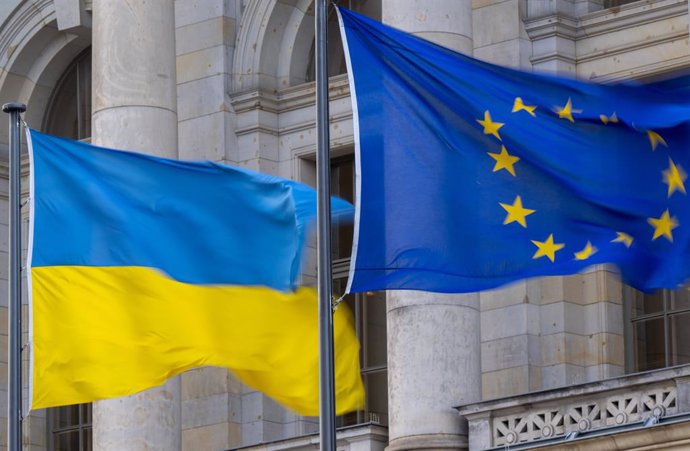 Archivo - FILED - 24 April 2023, Berlin: The national flag of Ukraine and the flag of the EU are flying in the wind. Photo: Monika Skolimowska/dpa