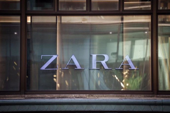 Archivo - FILED - 16 September 2023, US, New York: The logo of the Spanish multinational retail clothing chain ZARA. Photo: Michael Kappeler/dpa.