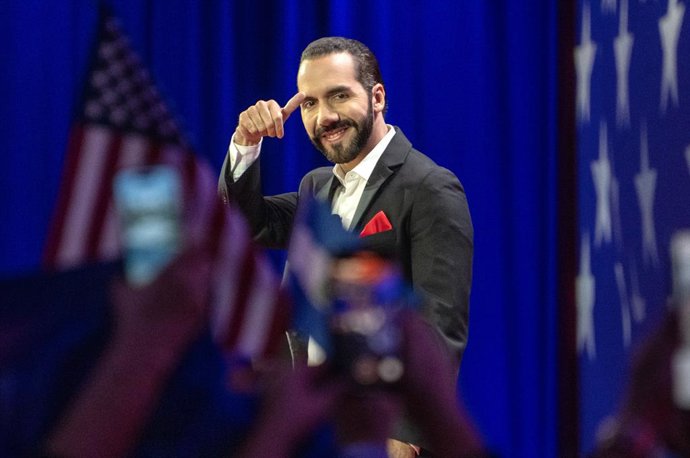 Archivo - February 22, 2024, Oxon Hill, Maryland, USA: President Nayib Bukele, of El Salvador, gestures to the crowd as he arrives to make remarks at the 2024 Conservative Political Action Conference (CPAC) in National Harbor, Maryland, US, on Thursday, F