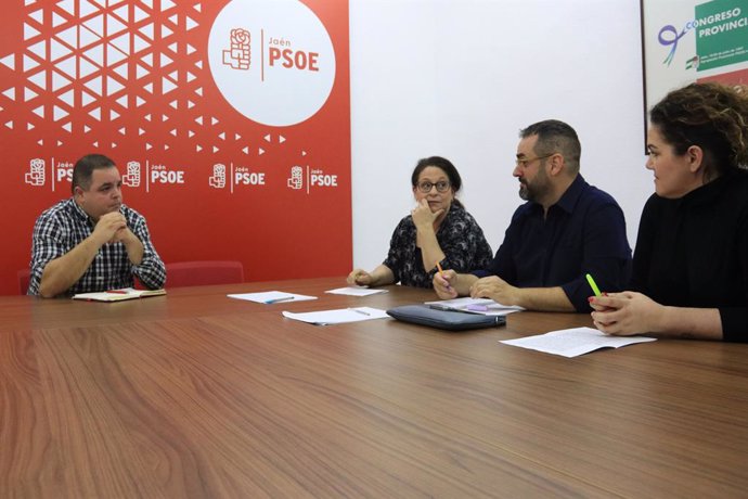 Torres (i), en la reunión con miembros del comité de empresa de Salud Responde en Jaén.