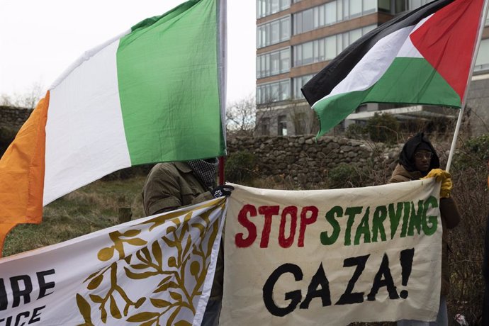 Archivo - January 15, 2024, New York, New York, USA: Pro-Palestinian demonstrators gathered at the Irish Hunger Memorial in lower Manhattan to call on the Israeli government and U.S. leaders to end the starvation of Palestinian people in Gaza. People hold