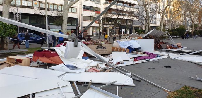 Casetas de la Feria de Artesanía destrozadas por el viento en la Acera de Recoletos de Valladolid