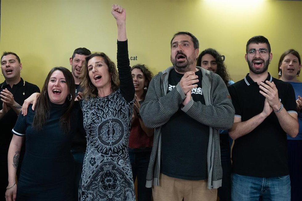 Los cabezas de lista de la CUP para el 12M por Barcelona y Girona, Laia Estrada y Dani Cornell, junto a otros miembros de la candidatura