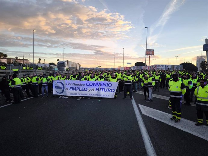 Archivo - Trabajadores de Acerinox cortan la A-7 en Los Barrios.