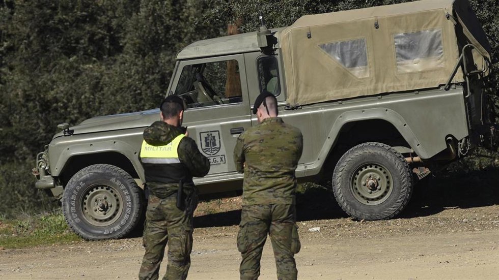 Archivo - Militares acordonando el lugar donde acontecieron las muertes de los dos efectivos en Cerro Muriano