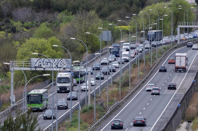 Tráfico en la autovía A-3 durante la segunda fase de la operación salida por Semana Santa, a 27 de marzo de 2024, en Madrid (España). 