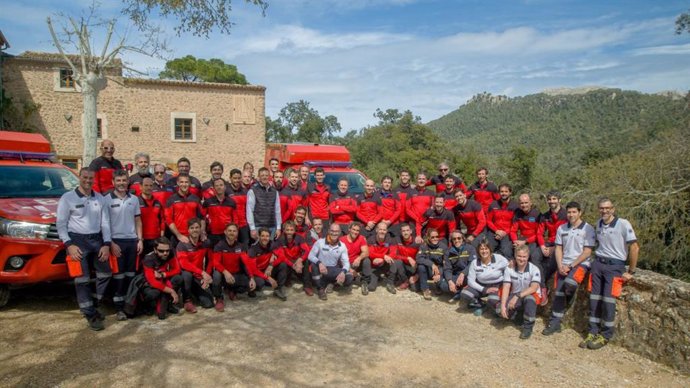 Bomberos de Mallorca que han participado en la jornada de formación en el Santuario de Lluc.