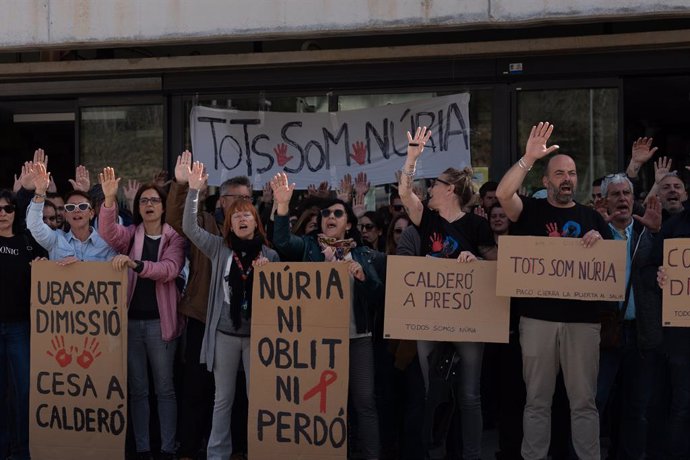 Funcionaris protesten amb cartells durant una concentració enfront del Centre Penitenciari Brians 2