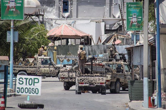 Fuerzas de seguridad de Somalia bloquean la carretera que lleva al hotel SYL, en la capital, Mogadiscio, tras un ataque reclamado por Al Shabaab
