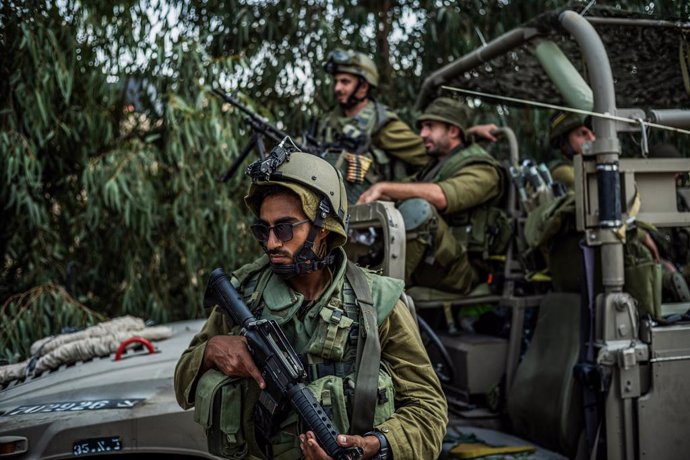Archivo - 10 October 2023, Israel, Kfar Aza: Israeli soldier scanning the area around Kfar Aza as Israeli army regained control of the area. Photo: Ilia Yefimovich/dpa