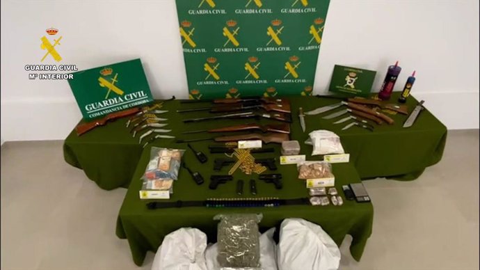 Material intervenido por la Guardia Civil en una operación contra una organización dedicada al tráfico de armas y al narcotráfico.