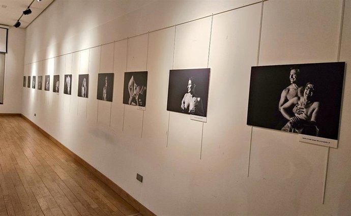 Naer, exposición sobre las cicatrices del cáncer de mama que se muestra en el campus de la Fábrica de Armas de Toledo.