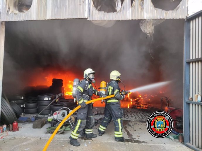 Intervención de los Bomberos de Santander en un incendio