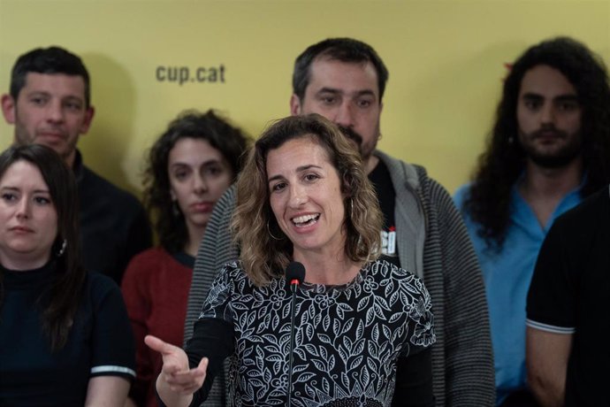 La candidata de la CUP a las elecciones catalanas, Laia Estrada (c), durante la presentación de los candidatos a las elecciones catalanas del 12M, en la sede de la CUP, a 27 de marzo de 2024