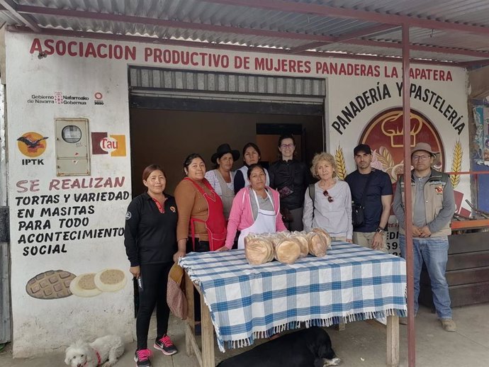Técnicos de cooperación del Gobierno de Navarra junto con personas emprendedoras en Sucre