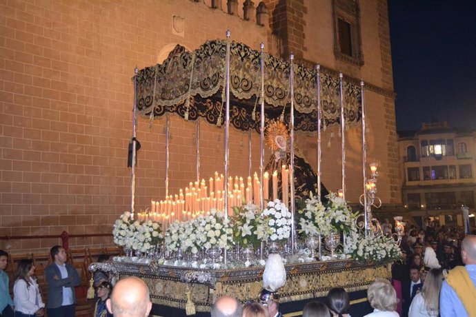 Nuestra Señora de La Soledad a su paso por la Catedral de Badajoz