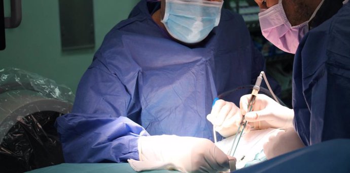Los neurocirujanos Carlos Fuentes Uliaque y Juan A. Alberdi durante el implante del nuevo dispositivo