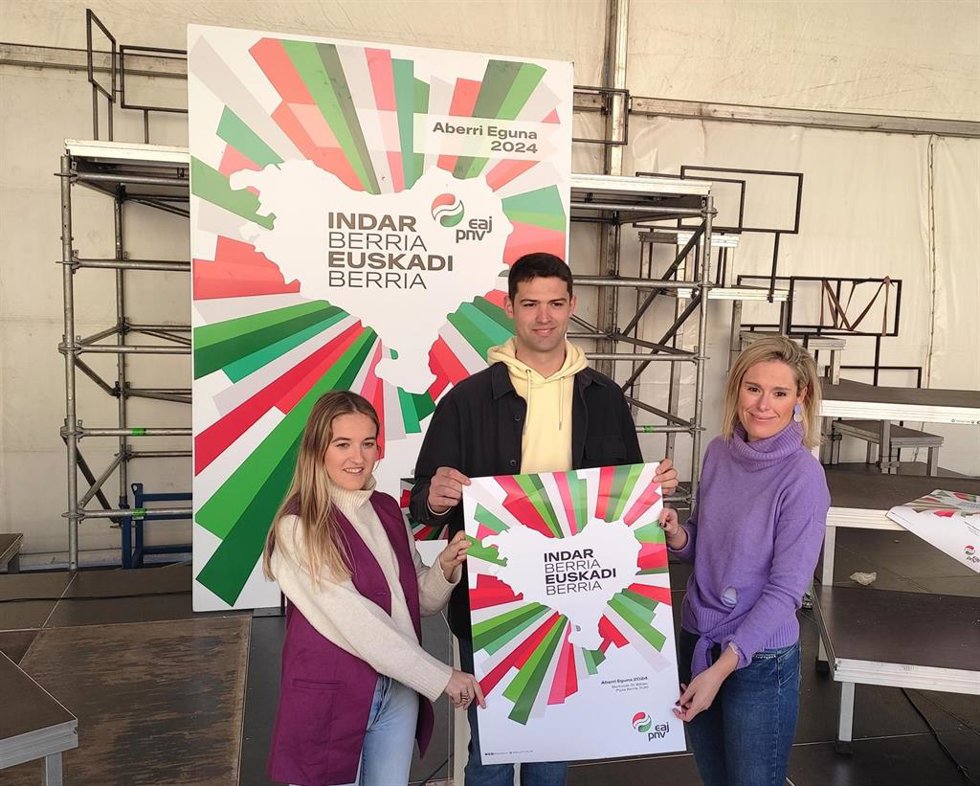 Mireia Zarate, secretaria del Euzkadi Buru Batzar; Joseba Díez Antxustegi, cabeza de lista por Álava en las próximas elecciones del 21 de abril; y Beatriz Berlanga, secretaria del Consejo Nacional de EGI, presentan los actos del PNV por el Aberri Eguna