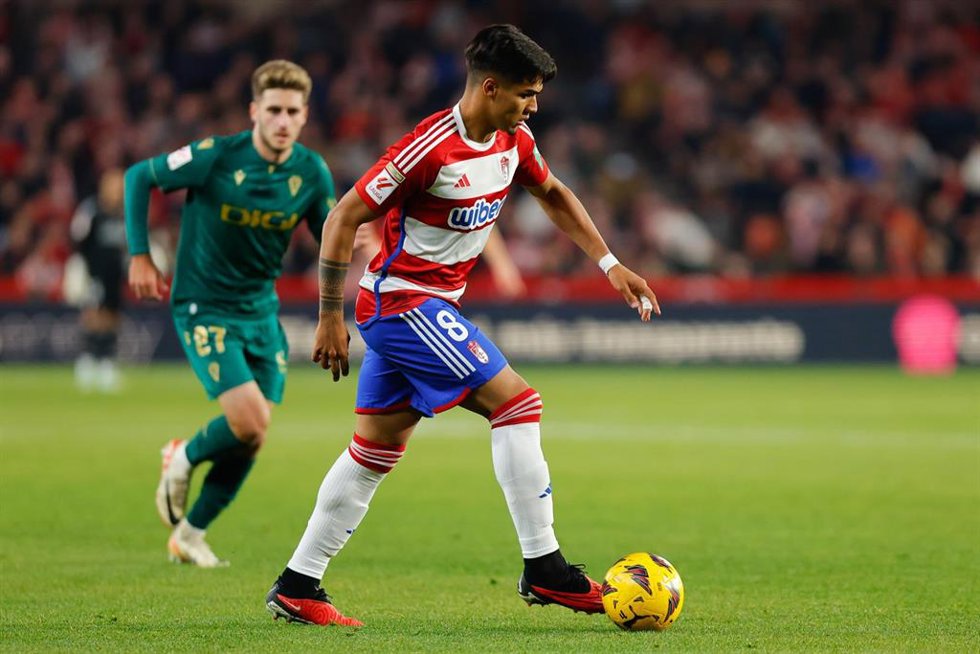 Archivo - Matias Arezo of Granada CF in action during the Spanish league, La Liga EA Sports, football match played between Granada CF and Cadiz CF at Nuevo Los Carmenes stadium on January 3, 2024, in Granada, Spain.