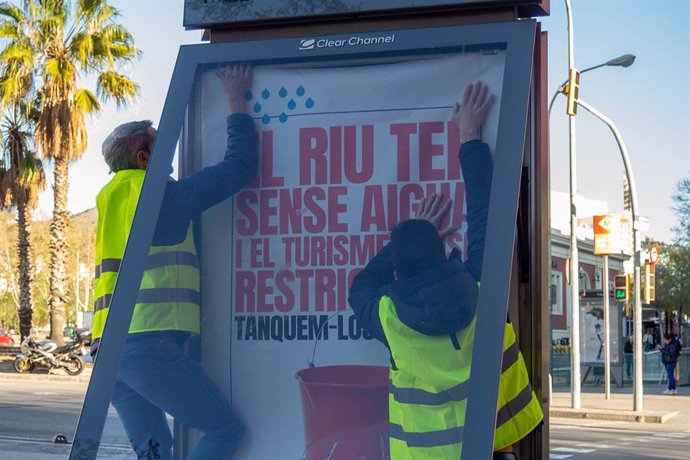 Activistas cambian mensajes de 5 marquesinas de Barcelona