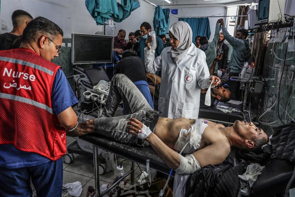 Un sanitario atiende a un civil palestino en instalaciones de la UNRWA en Rafá.