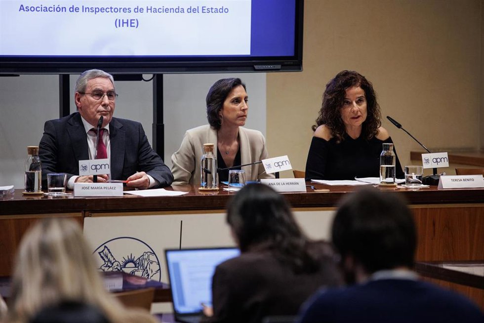 (I-D) El inspector de Hacienda y miembro de la Asociación de Inspectores de Hacienda del Estado (IHE), José María Peláez; la  presidenta de la Asociación de Inspectores de Hacienda del Estado (IHE), Ana de la Hernán y la vicepresidenta primera de la Aso