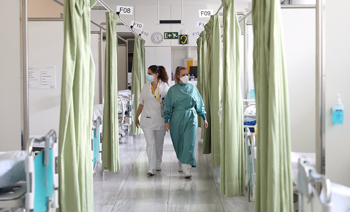 Dos profesionales de la salud en un centro del Sistema Sanitario Integral de Utilización Pública de Catalunya (Siscat)
