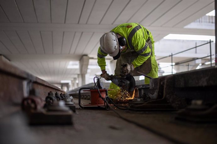 Un obrero trabaja en la nueva fase de la estructura central de la cubierta de la estación de La Sagrera, a 12 de marzo de 2024, en Barcelona, Cataluña (España).