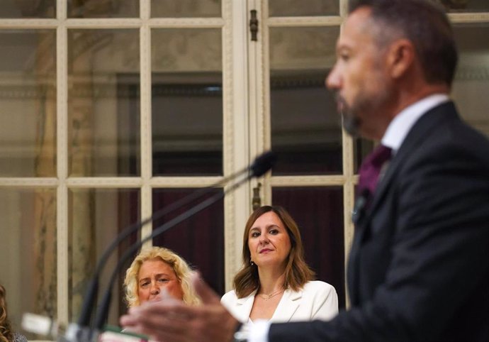 Archivo - La alcaldesa de València, María José Catalá, observa al portavoz de Vox, Juanma Badenas, en la presentación del pacto de gobierno municipal