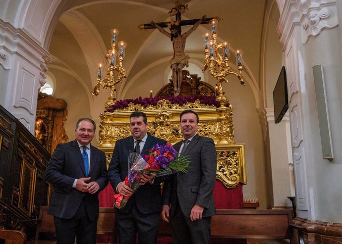 El presidente de la Diputación de Huelva, David Toscano, en  la ofrenda floral a la Hermandad de Los Judíos