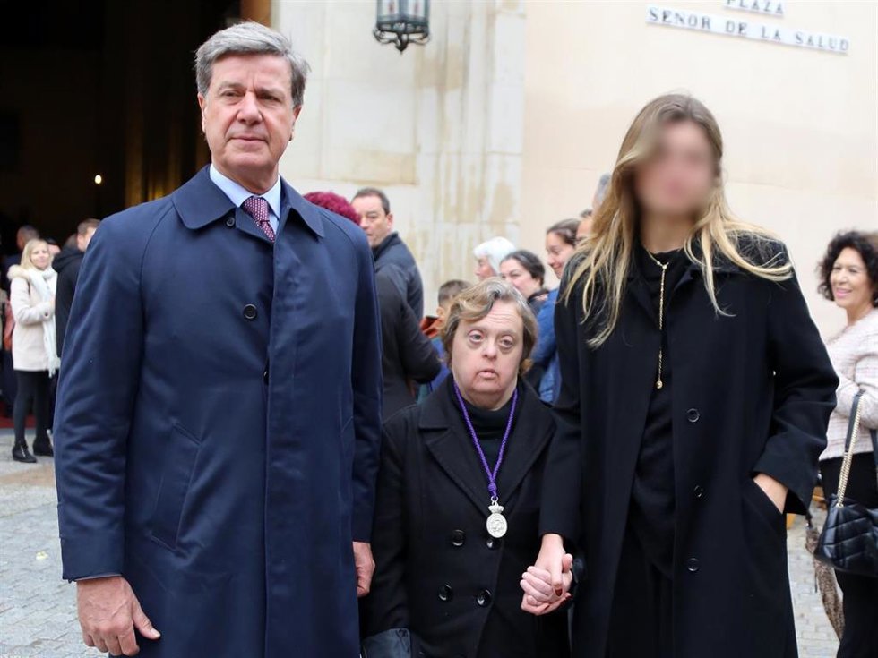 Cayetano Martínez de Irujo acude al Cristo de los Gitanos el Jueves Santo junto a su hija, Amina Martinez de Iurjo, y Margaret, la hija de Margarita Cayarga, a 28 de marzo de 2024, en Sevilla (Andalucía, España).