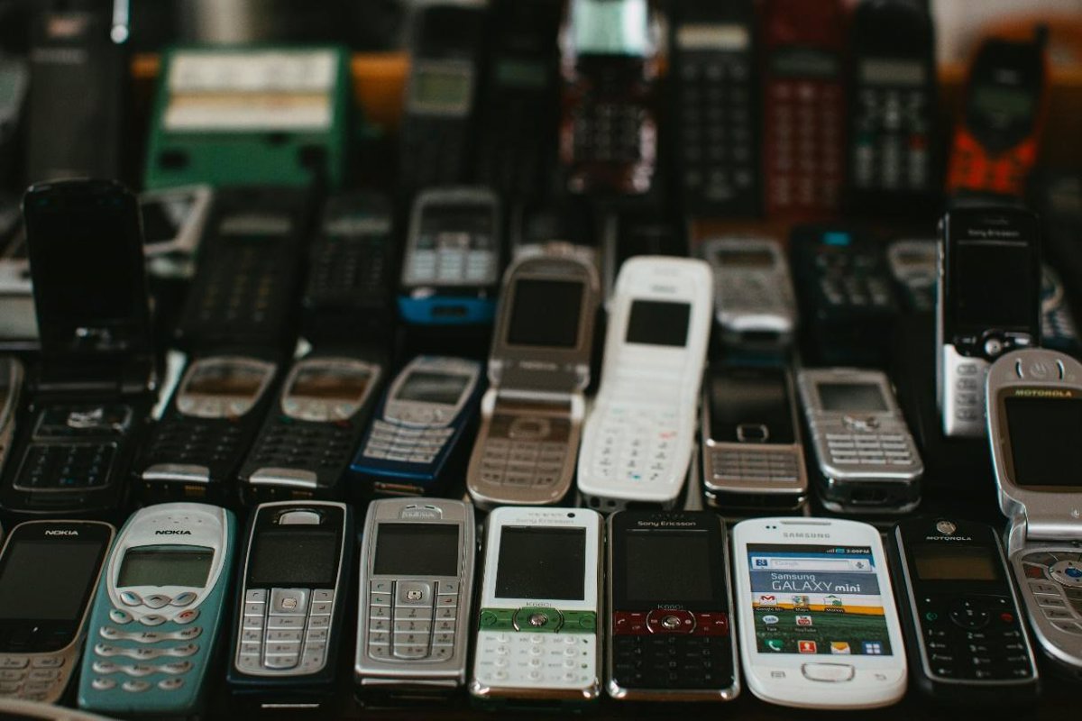 Obsolete technological devices collect dust in the drawers of Spanish homes
