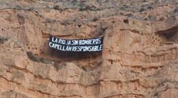 Bomberos del CEIS Rioja despliegan una pancarta reivindicativa en la Peña del Castillo de Arnedo