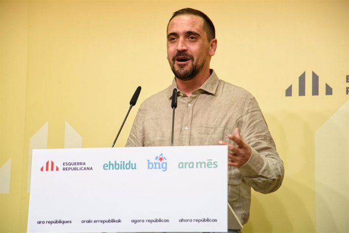 El coordinador de Ara Més, Mateu Mates, interviene tras firmar el acuerdo de coalición con ERC, EH Bildu y BNG a las elecciones europeas en un acto en Barcelona.