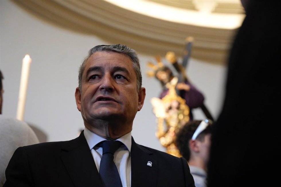 El consejero de la Presidencia, Interior, Diálogo Social y Simplificación Administrativa, Antonio Sanz, en una visita a la hermandad de El Gran Poder de Sevilla.