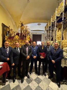 Distintos concejales del Ayuntamiento de El Puerto (Cádiz) realizan una ofrenda floral a la Hermandad de la Humildad y Paciencia