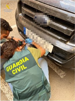 La Guardia Civil localiza e investiga al conductor de un turismo que se dio a la fuga tras verse implicado en un siniestro vial, en el que resultó herida grave una mujer de 57 años