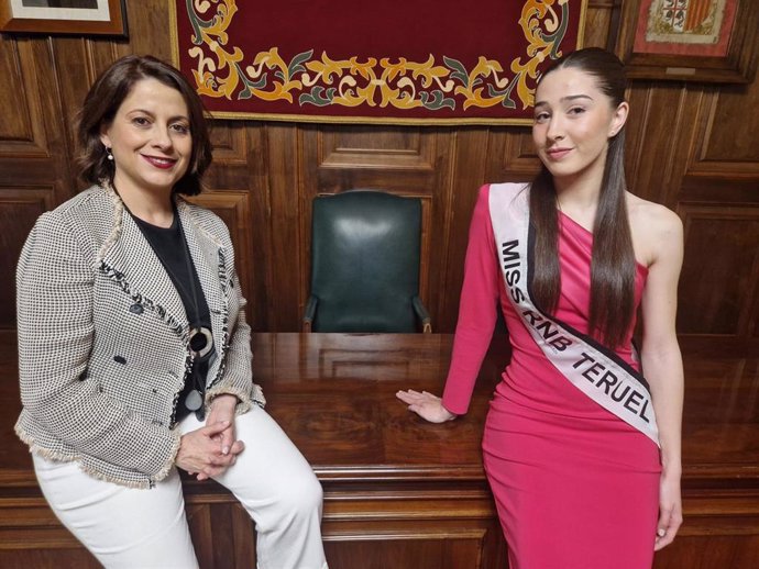 La alcaldesa de Teruel, Emma Buj, ha recibido en el Ayuntamiento a Lucía De La Hoz, Miss RNB Teruel 2024