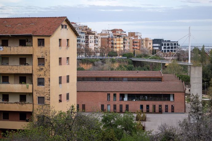 Vista de l'edifici 'El Barco' d'Esplugues de Llobregat (Barcelona)