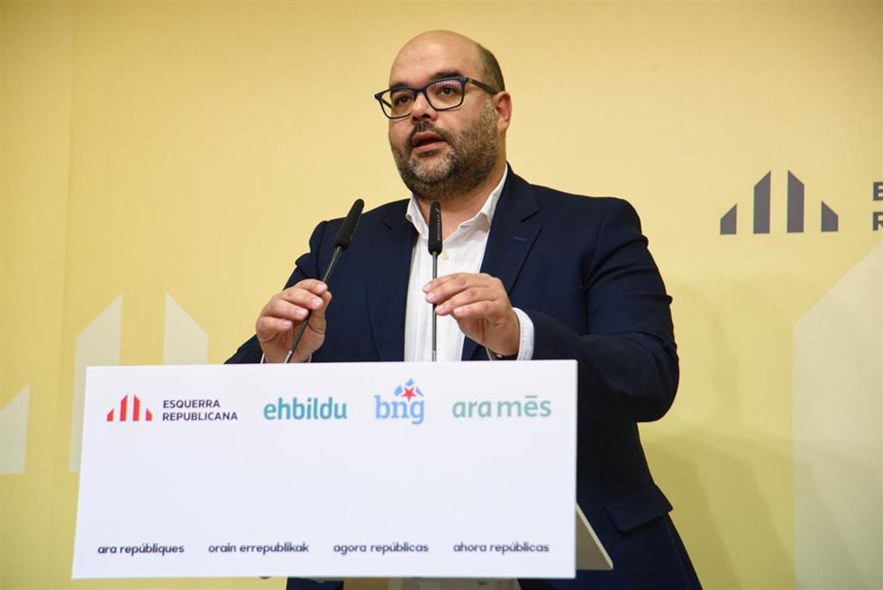 El responsable de Relaciones Internacionales del BNG, Rubén Cela, ofrece una rueda de prensa tras la firma del acuerdo de coalición de varios partidos para las elecciones europeas, en la sede de ERC, a 28 de marzo de 2024, en Barcelona, Catalunya (Españ
