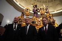 La Junta "comparte" con las hermandades los "momentos duros y emocionantes" de esta Semana Santa lluviosa en Andalucía