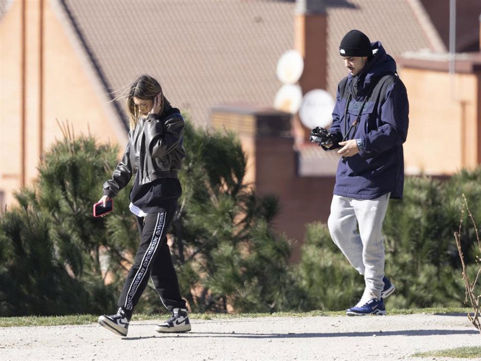 Alejandra Rubio y Carlo Costanzia paseando.