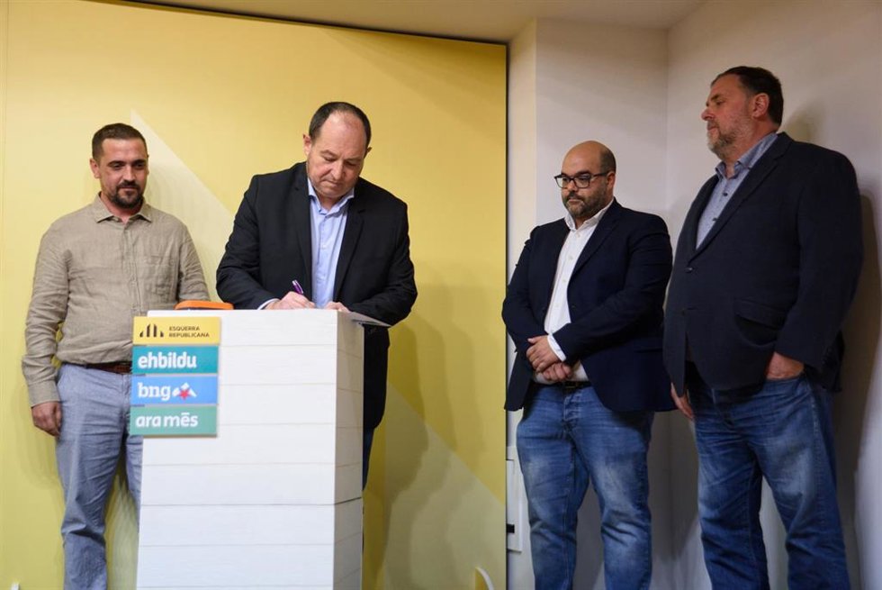 El cabeza de lista de EH Bildu al Parlamento Europeo, Pernando Barrena, en la firma del acuerdo