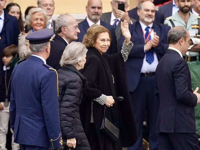 La reina emérita Sofía (c) a su llegada a la celebración del traslado del Cristo de la Buena Muerte, a 28 de marzo de 2024, en Málaga, Andalucía (España).